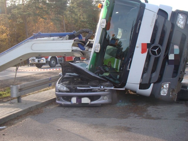 Betoniarka przewróciła się i zgniotła zaparkowane auto w Lęborku w poniedziałek, 25.10.2021 r.