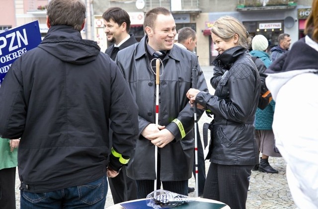 - Od dziecka nie widzę.  Bez pomocy innych jest bardzo ciężko w życiu codziennym - mówił Jerzy Klisz, uczestnik happeningu z okazji Międzynarodowego Dnia Białej Laski.