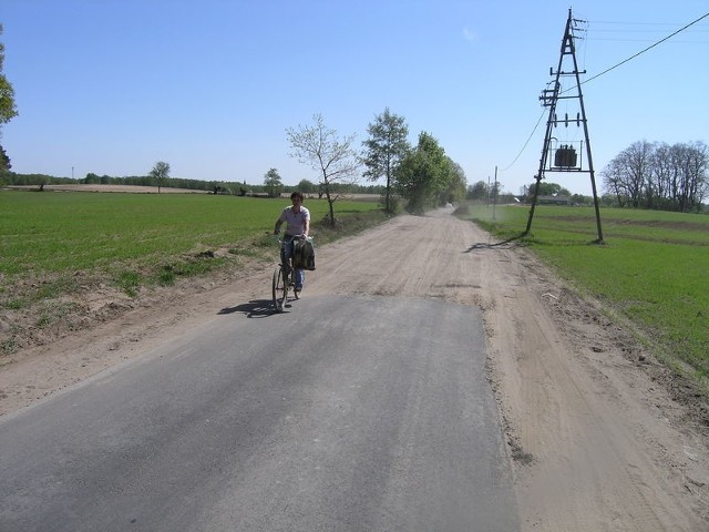 Wyjeżdżało się z lasu i kończył się asfalt, bo dalej już droga biegła przez teren gminy Pruszcz Pomorski