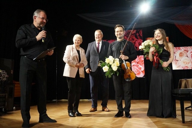 „Z klasyką przez Polskę” to koncert, który zorganizowano w Ożarowie.