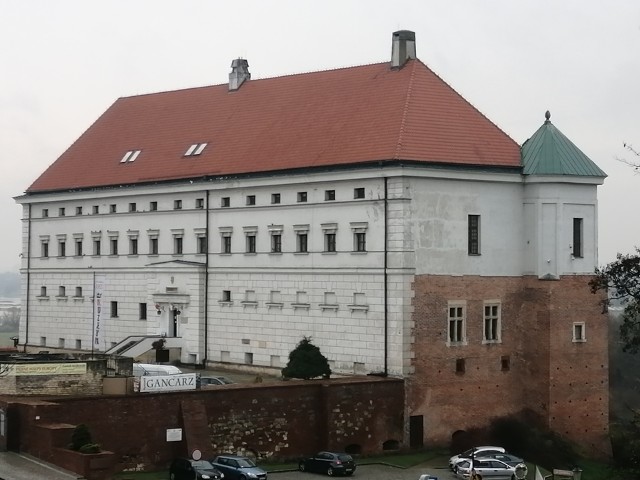 Obecnie Muzeum Okręgowe w Sandomierzu finansowane jest przez trzech partnerów: gminę Sandomierz - nie mniej niż 500 tysięcy złotych oraz   powiat sandomierski i marszałka województwa - nie mniej niż 250 tysięcy złotych.