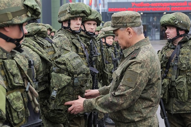 Mobilizacja w Rosji przeprowadzana jest masowo, lecz często chaotycznie. Wezwania dostają niepełnosprawni, osoby w podeszłym wieku, a nawet ludzie nieżyjący. Odnotowywane są ataki na wojskowe komendy uzupełnień.