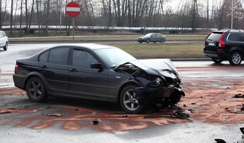 Groźny wypadek na Włókniarzy: czarne bmw uderzyło w volkswagena! Kierowca uwięziony [zdjęcia]