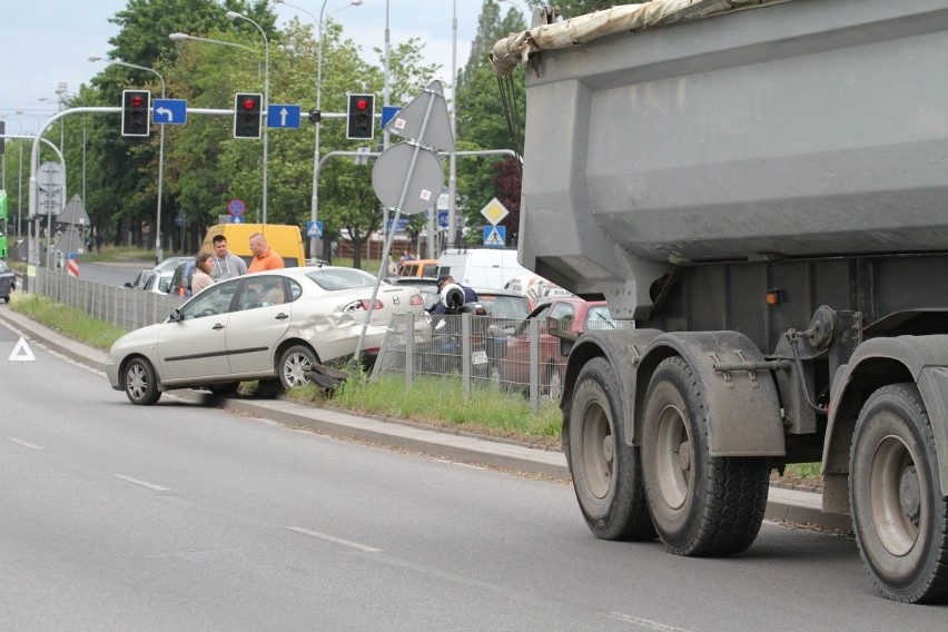 Wrocław: Wypadek na Brucknera. Ciężarówka zepchnęła seata na barierki (ZDJĘCIA)