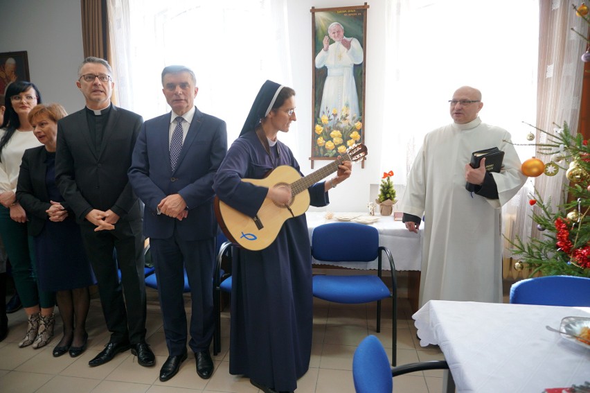 Spotkanie wigilijne w Hospicjum Dobrego Samarytanina. Pracownicy i pacjenci podzielili się opłatkiem (ZDJĘCIA)