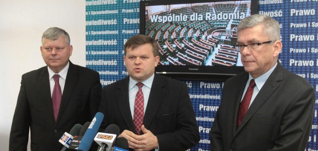 Politycy PiS; od lewej Marek Suski, Wojciech Skurkiewicz i Stanisław Karczewski zapowiadają już teraz złożenie regionalnych poprawek do budżetu państwa.
