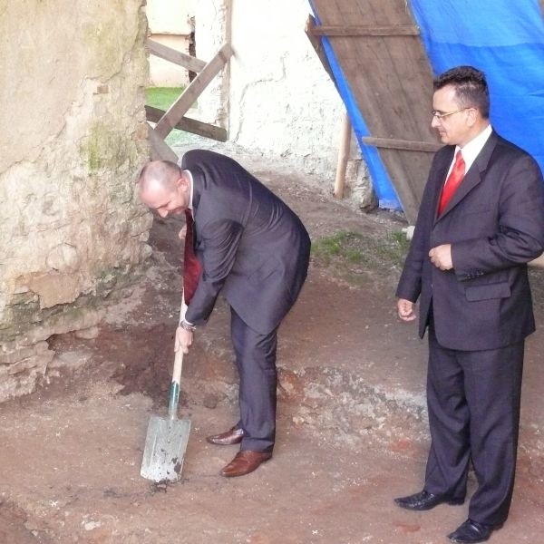 Marcin Perz, członek zarządu województwa świętokrzyskiego oficjalnie rozpoczął prace archeologiczne na zamku Krzyżtopór.