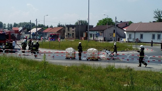 Kolizja na rondzie w Praszce. Rolnik zgubił trzy zbiorniki.