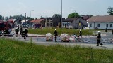 Trzy zbiorniki z nawozem spadły z przyczepy na rondzie w Praszce. Właściciel ukarany mandatem