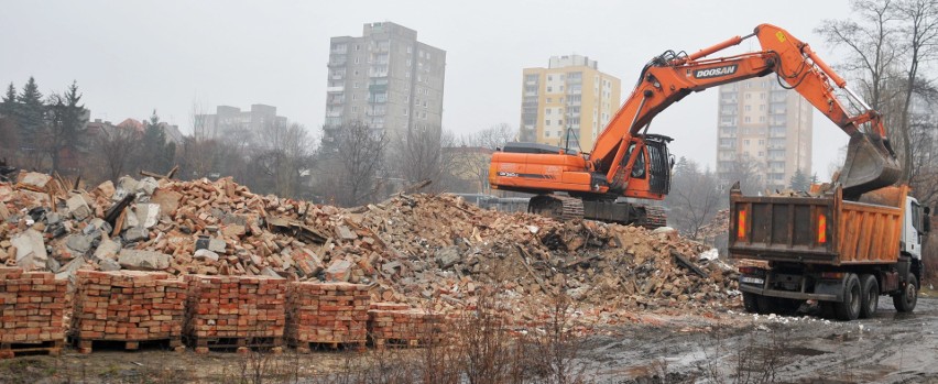 Wielkie burzenie Hali Ludowej w Zielonej Górze. Zdjęcia z...