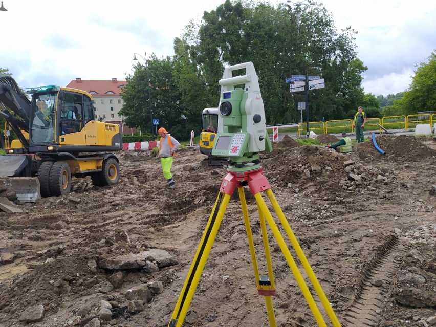 Nowe tory na budowie w rejonie placu Rapackiego ZDJĘCIA