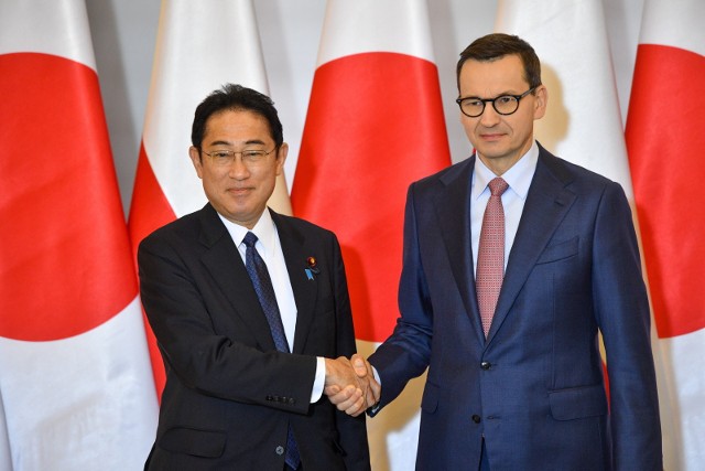Premier Mateusz Morawiecki i premier Japonii Fumio Kishida podczas spotkania w siedzibie Kancelarii Prezesa Rady Ministrów w Warszawie