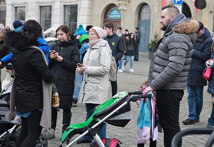 W Nowy Rok, tłumy ludzi odwiedziły krakowski Rynek Główny [ZDJĘCIA]