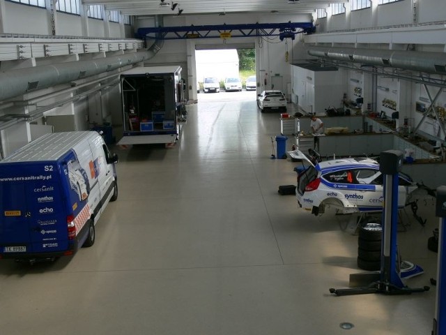 W tej hali mieści się stajnia rajdowa Wicemistrza Europy z 2008 i 2009 roku.
