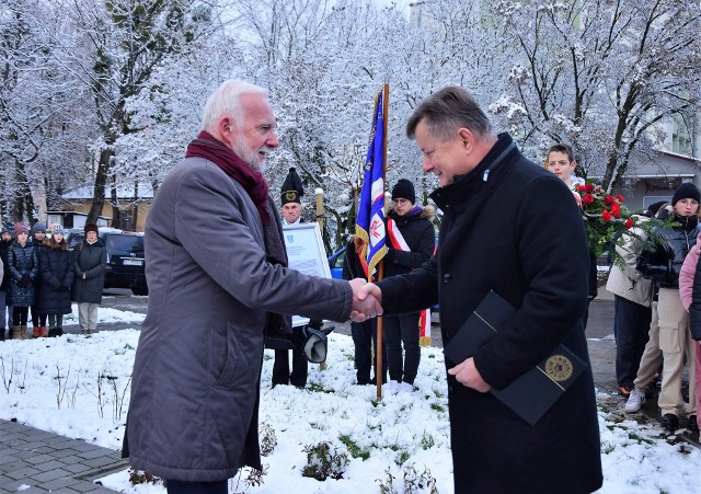 Akt powierzenia opieki nad monumentem przekazał dyrektorowi szkoły Mirosławowi Holukowi prezydent Tarnobrzega Dariusz Bożek