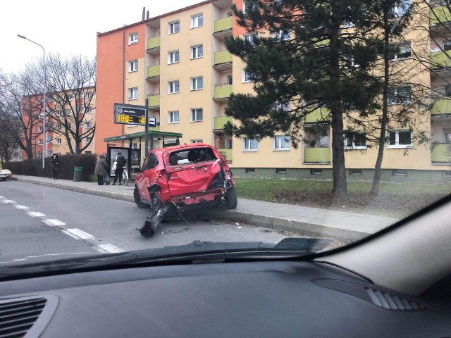 21 lutego doszło do wypadku w Poznaniu w okolicy Marcelińskiej i Grochowskiej. Zderzyły się tam ze sobą samochody osobowe. Na miejsce przyjechała policja i karetka pogotowia ratunkowego. 