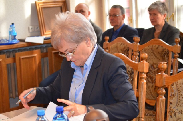 Henryka  Dziurzyńska, dyrektorka Powiatowego Urzędu Pracy  opowiadała na sesjach o  sytuacji na rynku pracy  w powiecie tucholskim, była obecna także na spotkaniu w  Fojutowie.