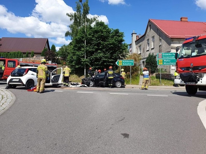 Czołowe zderzenie w Czaplinku. Dwie osoby ciężko ranne [ZDJĘCIA]