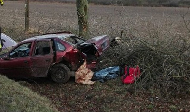 Do tragicznego wypadku doszło w niedzielę (27 listopada) z samego rana. Samochód osobowy wypadł z drogi i uderzył w drzewo. Zginął 33-letni pasażer. Kierowca jest kompletnie pijany.