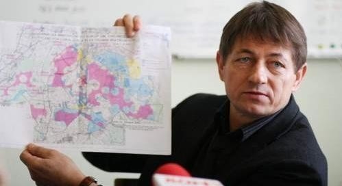 Wójt Zbigniew Szczepański pokazuje mapkę z lokalizacją wiatraków