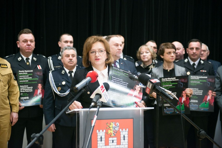 Poseł Agata Wojtyszek podczas spotkania ze strażakami w...