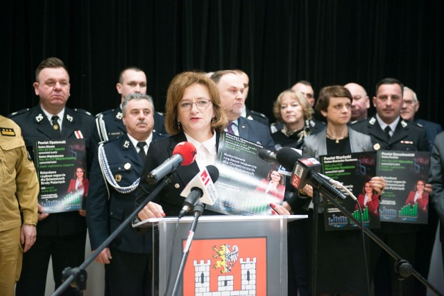 Poseł Agata Wojtyszek podczas spotkania ze strażakami w Zawichoście. Więcej na kolejnych zdjęciach