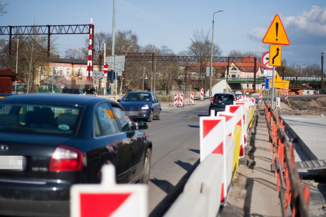 W Ustce trwa remont i przebudowa mostu na Słupi i pobliskiego skrzyżowania. Wraz z mostami zostanie przebudowany 480 m odcinek drogi krajowej. Zakres projektu obejmuje rozbudowę mostu w ciągu drogi krajowej nr 21 wraz z rozbudową ulic Bohater&oacute;w Westerplatte oraz Dworcowej. Natomiast rozbudowa mostu obejmuje budowę nowego r&oacute;wnoległego mostu oraz remont i wzmocnienie istniejącego obiektu. Wykonawcą rob&oacute;t jest STRABAG Sp. z o. o. Całkowity koszt inwestycji wynosi 11,1 mln zł. Czas realizacji inwestycji to 14 miesięcy. Prace powinny zakończyć się we wrześniu tego roku.&lt;iframe src=&quot;//get.x-link.pl/ccd32084-fa5d-7785-45ba-b7aff1a35646,f55ead66-7470-f4c7-5652-43221ccddd91,embed.html&quot; width=&quot;640&quot; height=&quot;360&quot; frameborder=&quot;0&quot; webkitallowfullscreen=&quot;&quot; mozallowfullscreen=&quot;&quot; allowfullscreen=&quot;&quot;&gt;&lt;/iframe&gt;