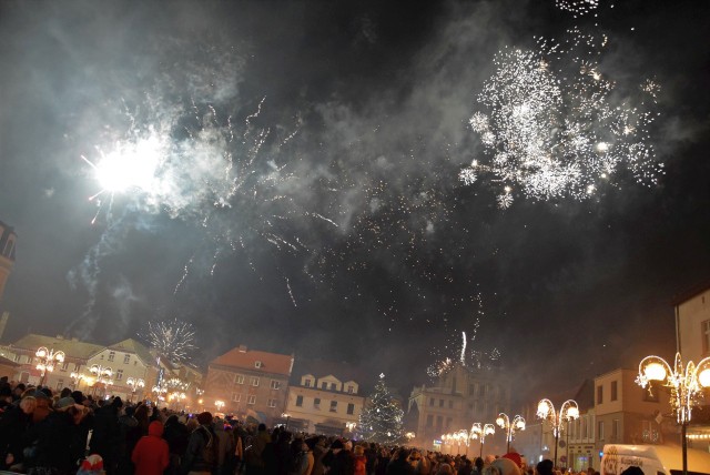 "Sylwester inny niż wszystkie". Takie hasło przyświecało imprezie, podczas której inowrocławianie witali Nowy Rok 2020. Tym razem została ona zorganizowanie nie pod halą widowiskowo-sportową, tylko na Rynku. Stanęła tam duża ledowa konstrukcja. Pojawiały się na niej różne kolorowe wizualizacja, m. in. wielkiego boomboxa czy roztańczonych postaci. Na ledowym ekranie, dzięki przekazowi video, bawiącym się inowrocławianom życzenia składały gwiazdy estrady, m. in. Patrycja Markowska, Sarsa, C-BOOL i inni. O północy w taki sam sposób życzenia mieszkańcom złożył Ryszard Brejza, prezydent Inowrocławia. Odbyły się konkursy tańca. Uczestnicy w nagrodę otrzymali boomboxy. Urządzenia takie wręczano również i tym, którzy nie uczestniczyli w konkursach, ale pokazali, że potrafią doskonale bawić się na zabawie sylwestrowej pod gwiazdami. W sumie organizatorzy rozdali sto boomboxów. Na imprezie na Rynku pojawiły się też osoby z innych zakątków województwa, Polski, a nawet spoza naszego kraju, np. z Belgii. Tuż przed północą Rynek wypełniony był prawie po brzegi. Chwilę później niebo rozbłysnęło tysiącami fajerwerków.