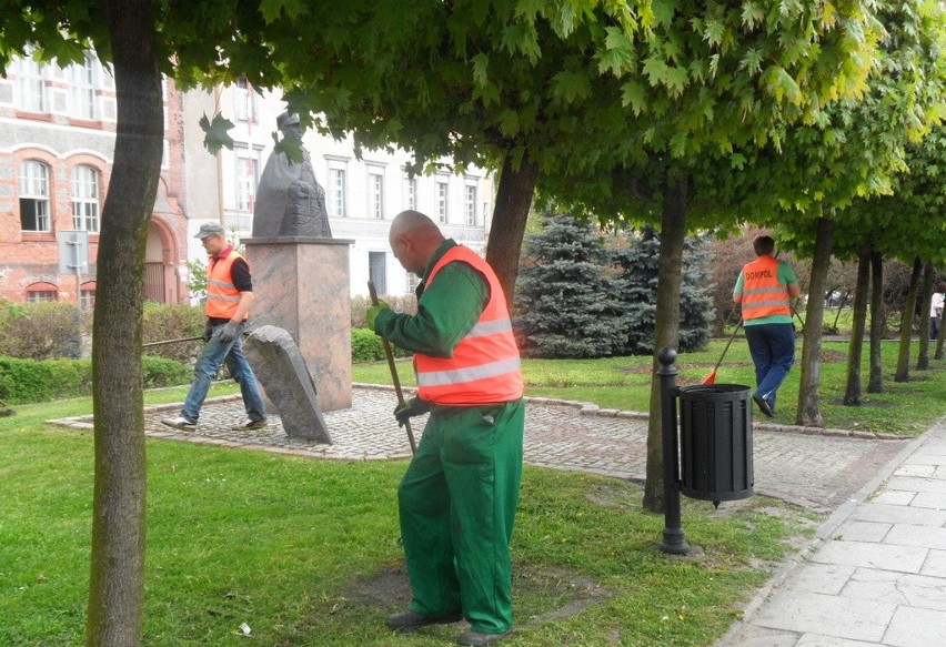 Przed długą majówką chcą zdążyć pracownicy Dompolu z...