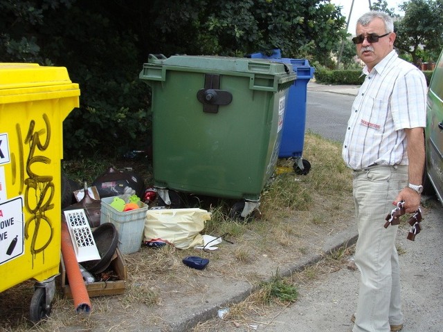 Andrzej Katarzyniec zamknął pojemniki na kłódki, ale ktoś wyrzucił niebezpieczne odpady obok.