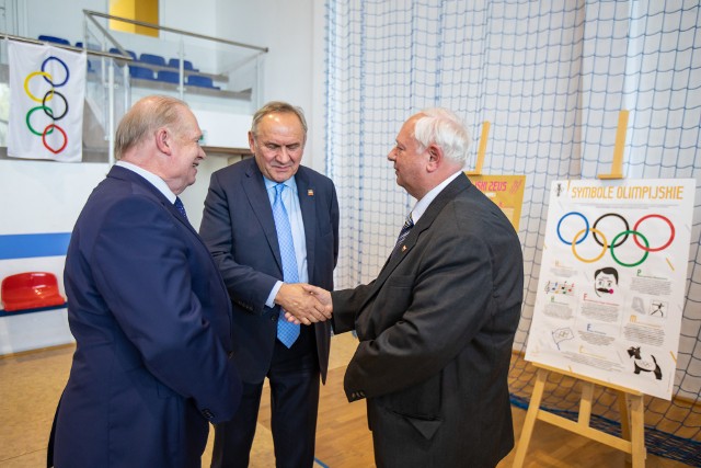 W tym roku obchodzimy 100-lecie Polskiego Komitetu Olimpijskiego. Inauguracyjne spotkanie założycielskie późniejszego PKOl. miało miejsce 12 października 1919 roku w Krakowie.Uroczyste obchody w Kujawsko-Pomorskiem rozpoczęły się w sobotnie południe (26 kwietnia) w Zespole Szkół nr 9 im. Bydgoskich Olimpijczyków w Bydgoszczy przy ul. Cichej 59.Przed budynkiem "Olimpijczyków" zapłonął znicz.Udział w uroczystości wzięli prezes Polskiego Komitetu Olimpijskiego Andrzej Kraśnicki oraz władze miasta Bydgoszczy z prezydentem Rafałem Bruskim na czele (był też Adam Soroko, zastępcą dyrektora Wydziału Edukacji i Sportu Urzędu Miejskiego w Bydgoszczy).Regionalną Radę Olimpijską w Bydgoszczy reprezentowali prezes Krzysztof Sikora (od 2009 roku) oraz wiceprezesi Jerzy Kanclerz i Andrzej Maciejewski.Organizatorzy wysłali zaproszenia do 121 żyjących olimpijczyków na terenie naszego województwa. Klub Olimpijczyków z Bydgoszczy liczy w tej chwili 19 osób.Na sali można było spotkać m.in. kajakarza Dariusza Białkowskiego, wioślarza Ryszarda Kubiaka, kolarza Marka Leśniewskiego, wioślarkę Agnieszkę Tomczak. Nie dotarł wioślarz Robert Sycz, podwójny złoty medalista olimpijski, który ze swoimi podopiecznymi bierze właśnie udział w kwalifikacjach olimpijskich. Był też red. Maciej Pakulski, emerytowany twórca sportowej marki w radiu Pomorza i Kujaw. Z "sitkiem" był na igrzyskach w Seulu i Atlancie, miał też powołanie do Barcelony, ale z wyjazdu wykluczyła go choroba strun głosowych.Dotychczas w igrzyskach olimpijskich startowało 192 sportowców z województwa kujawsko-pomorskiego.Siedmioro z nich zdobyło złote medale, to Zdzisław Krzyszkowiak, Teresa Ciepły, Bronisław Malinowski, Robert Sycz (2), Adrian Zieliński i Magdalena Fularczyk-Kozłowska (z Natalią Madaj).- Na tej sali są ludzie, którzy na  igrzyskach byli i tacy, jak ja, którzy nigdy na nich nie będą. Szanuję każdy zdobyty medal i każdy udział w igrzyskach. Sukcesy olimpijskie sportowców z naszego miasta to ogromna siła. 29 medali tworzy bydgoską rodzinę olimpijską, którą regularnie pielęgnuje Polski Komitet Olimpijski. Spoglądam także na najmłodszych, którzy są u progu swojego sportowego życia. W tym miejscu chcę powiedzieć, że warto poświęcić czas, by w przyszłości sięgać po najwyższe sportowe laury - mówił prezydent Bydgoszczy Rafał Bruski, odznaczony Złotym Medalem PKOl.W uzasadnieniu: „Jako Prezydent wielokrotnie udowadniał i nadal udowadnia, że sport jest dla niego jedną z najcenniejszych wartości. Od wielu lat intensywnie uczestniczy w wielu inicjatywach sportowych na terenie Miasta Bydgoszczy i województwa."Prezes PKOl. Andrzej Kraśnicki odznaczył siedem osób. Złote medale PKOl. otrzymali też Dariusz Białkowski, Jerzy Kanclerz, Andrzej Maciejewski; srebrny Kazimierz Drozd, brązowe Stanisław Drzewiecki i Mirosław Chojecki.Andrzej Kraśnicki powiedział: - Sto lat to naprawdę piękny jubileusz. Bardzo mnie cieszy, że inaugurujemy obchody właśnie w Bydgoszczy. W tej części kraju osiągane są znaczące sukcesy ruchu olimpijskiego. Spotykamy się w roku, w którym w Warszawie odbędzie się spotkanie wszystkich komitetów olimpijskich. Jako Polska jesteśmy we władzach europejskich i światowych. Jeśli chodzi o regionalny sport., to cieszę się, że spotykamy się w takim miejscu jak Zespół Szkół im. Bydgoskich Olimpijczyków. Cieszy mnie, że Bydgoszcz i Kujawsko-Pomorskie mają takie duże zasługi dla polskiego sportu, polskiego olimpizmu.W części artystycznej wystąpił duet wokalny z Akademii Muzycznej w Bydgoszczy, młodzieżowy zespół taneczny i młodzi zawodnicy uprawiający taekwondo.ZOBACZ ZDJĘCIA Z OBCHODÓW 100-LECIA PKOL. W SALI NA CICHEJ >>>>>