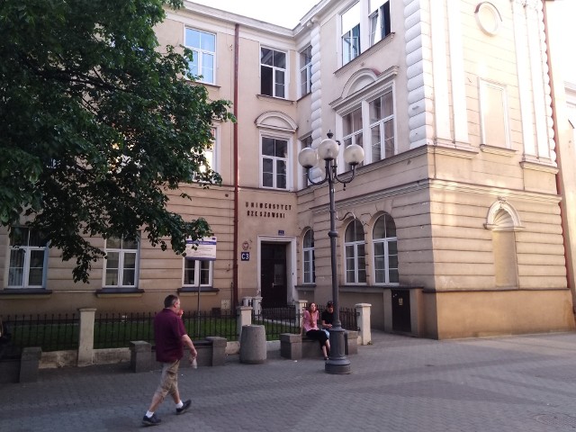 W tym budynku Uniwersytetu Rzeszowskiego przy ul. Grunwaldzkiej 13 dawniej mieściła się Filia UMCS w Rzeszowie i tu studenci zdobywali wiedzę, a w ramach NZS prowadzili aktywną działalność, walczyli o autonomię szkół wyższych i organizowali strajki studenckie w lutym, listopadzie i grudniu 1981 r.