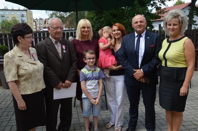 Państwo Adamczykowie osiedlili się w Stąporkowie w latach 70-tych. Na zdjęciu  z rodziną i burmistrz Dorotą Łukomską.