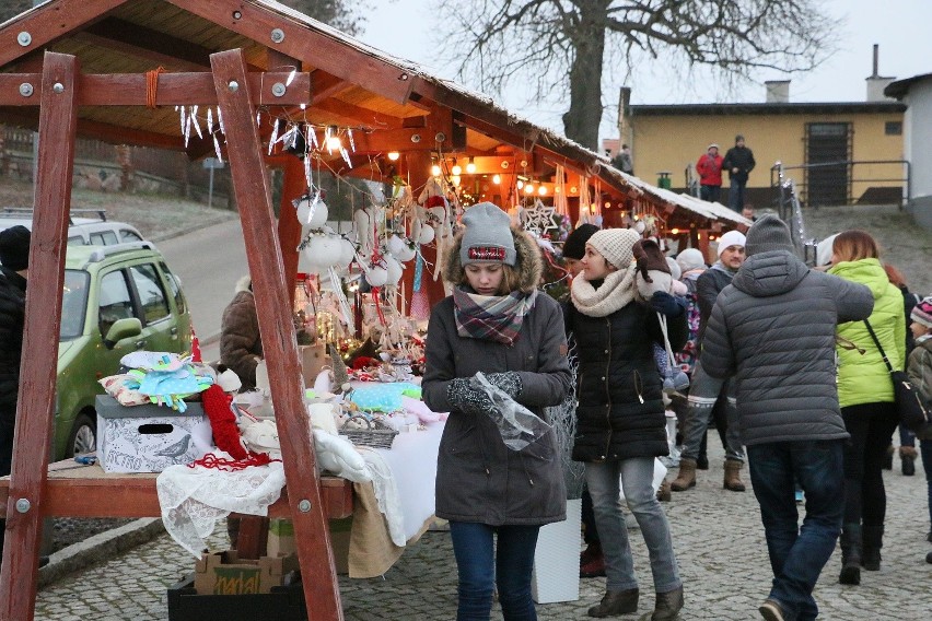 Na kilkunastu stoiskach mieszkańcy mogli kupić świąteczne...