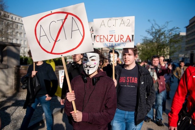 To jest Polska, nie Bruksela. Tu się Acta nie popiera! Precz z cenzurą internetu! - skandowali protestujący przeciwko wprowadzeniu unijnej dyrektywy o prawach autorskich na jednolitym rynku cyfrowym. Manifestacja "STOP Acta2" odbyła się w sobotę w Poznaniu. Przejdź do kolejnego zdjęcia --->