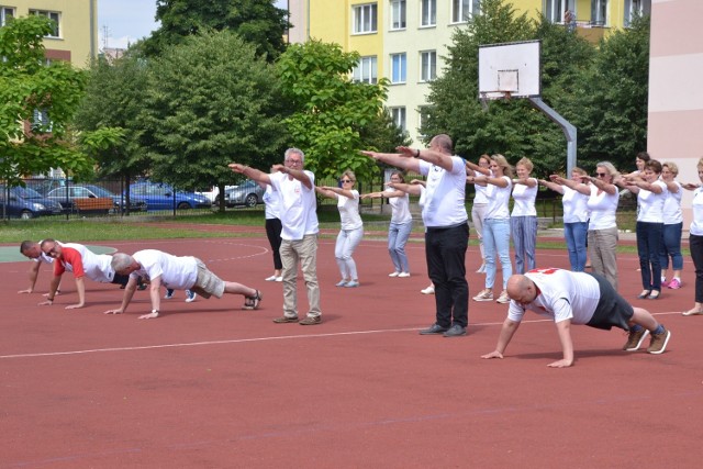 Szkoła Podstawowa nr 3 w Lipnie podjęła wyzwanie #GaszynChallenge. Została nominowana przez lipnowskich radnych miejskich. Po radzie pedagogicznej, podsumowującej rok szkolny, nauczyciele wraz z pracownikami szkoły wyszli na boisko. Wykonali pompki i przysiady, a zebrane pieniądze zostaną przekazane na leczenie chorej Zosi. Dyrektor Jacek Góźdź nominował Dawtonę i lipnowskich kibiców Legii Warszawa.