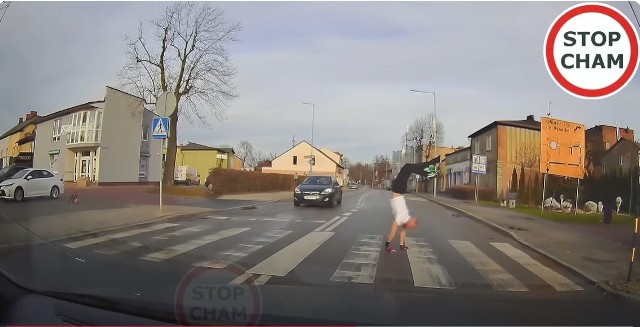 W Łaziskach Górnych mężczyzna przeszedł przez przejście dla pieszych na... rękach. Pochwalił się umiejętnościami akrobatycznymi