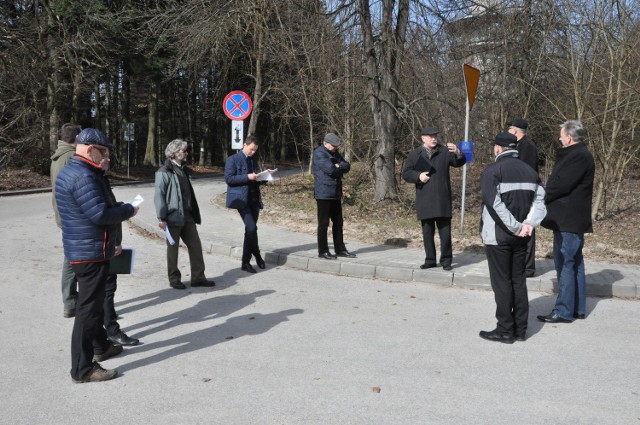  Podczas ostatniego spotkania na Świętym Krzyżu z władzami powiatu kieleckiego ustalono wstępną lokalizację nowego przystanku autobusowego, który będzie dowoził gości do klasztoru.  
