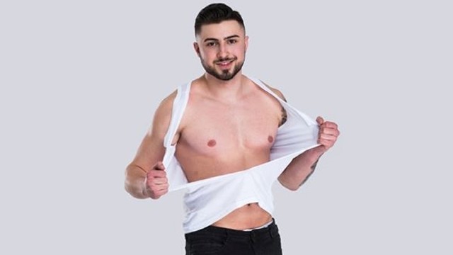 Już 22 czerwca o godzinie 19 w Poznaniu odbędzie się gala finałowa Wielkopolska Miss i Mister 2019. Województwo lubuskie reprezentuje Hubert Grzesiuk ze Skwierzyny. Czy przystojny wojskowy ma szansę na wygraną?Hubert Grzesiuk pochodzi ze Skwierzyny. Obecnie stacjonuje w jednostce wojskowej w Krośnie Odrzańskim, jednak w planach ma przeniesienie do Skwierzyny. Jeżeli mu się uda zacznie studia związane z fizjoterapią, treningiem personalnym. W wieku 13 lat zapisał się do Klubu Sportowego Fantazja gdzie przez 3 lata wytańczył i osiągnął C klasę. W wolnych chwilach próbuje swoich sił w modelingu, brał udział w reklamach oraz zdjęciach do katalogu. Skończył Liceum Ogólnokształcące w Skwierzynie. Jego hobby to modeling, taniec oraz siłownia. Podczas Gali zaprezentuje się:- 30 kandydatek do tytułu Wielkopolska Miss 2019- 18 kandydatek do tytułu Wielkopolska Miss Nastolatek 2019- 16 kandydatów do tytułu Wielkopolski Mister 2019Zobacz również: Olga Nowotarska o swojej światowej karierze i spotkaniu z Ralphem LaurenemŹródło:Dzień Dobry TVNPOLECAMY RÓWNIEŻ PAŃSTWA UWADZE:Najpiękniejsze polskie cheerleaderki. One olśniewają urodą