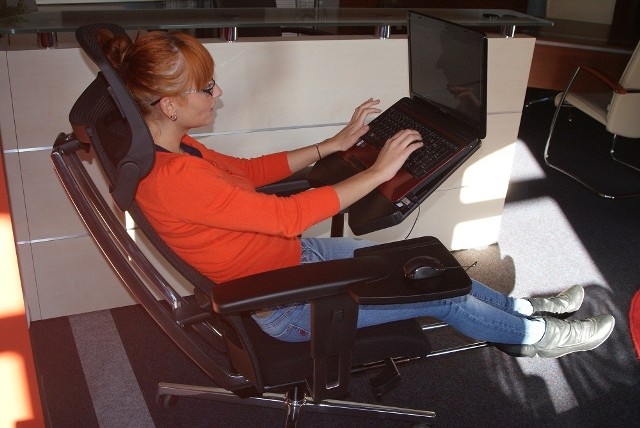 FotelFotel dostosowany do pracy w pozycji leżąco-siedzącej