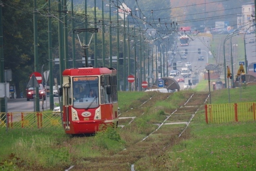 W Dąbrowie Górniczej trwa rozbiórka linii tramwajowej, która...