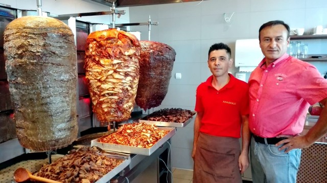 Anadolu Kebab w Radomiu od lat prowadzi Ibrahim Ozcelik (z prawej).