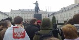 Warszawa. Kondukt z trumną z ciałem prezydenta Lecha Kaczyńskiego dotarł do Pałacu Prezydenckiego