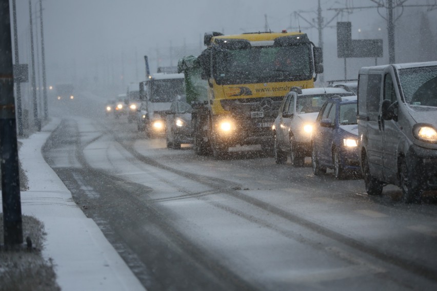 Kraków. Burza śnieżna nad miastem. Powalone drzewa, zerwane sieci, uszkodzony ambulans. Trudna sytuacja na drogach [ZDJĘCIA]