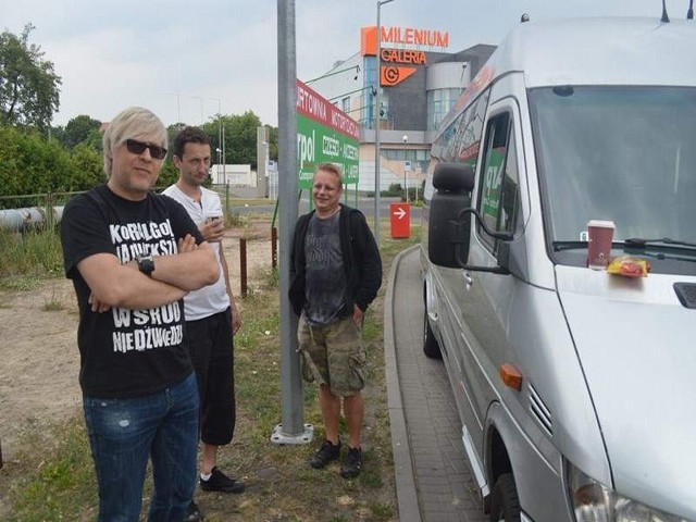 Przerwa w podróży zespołu IRA na jednej ze stacji benzynowych we Włocławku