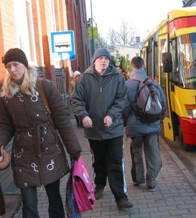 Na chodniku, gdzie obecnie stoi przystanek, jest tłoczno i ciasno.