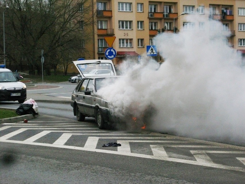 Tarnów. Pożar samochodu na ul. Starodąbrowskiej [WIDEO, ZDJĘCIA]