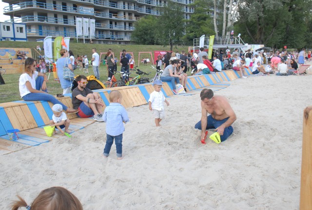 Plaszczysta plaża powstała rejonie mostu Kotlarskiego