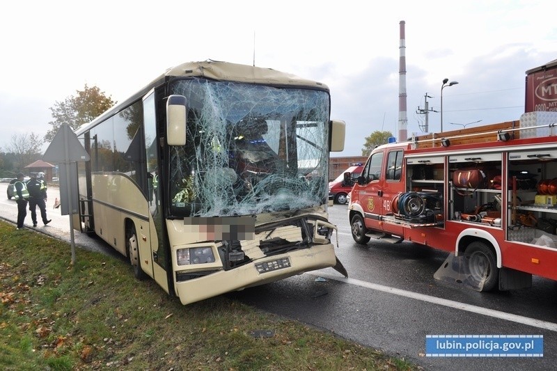 Autobus zderzył się z ciężarówką. Dwie osoby trafiły do szpitala 