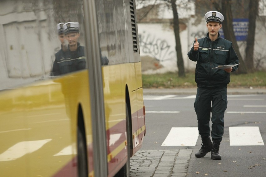 Policjanci podkreślają, że autobusy muszą być sprawne w stu...